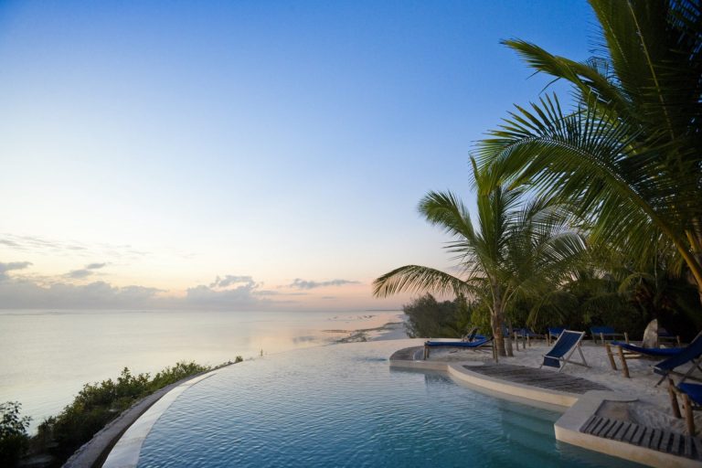 Curved infinity pool - Pools By York