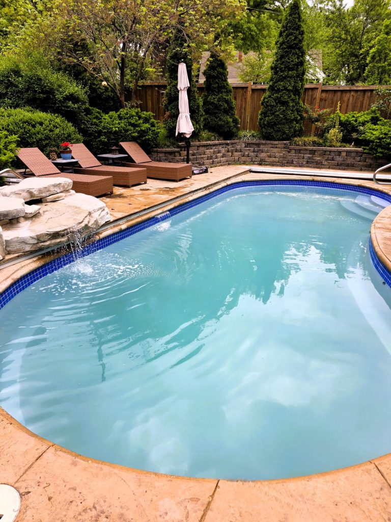 Freeform fiberglass pool with water feature - Pools By York