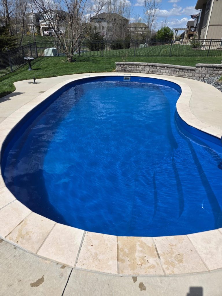 Kidney shaped swimming pool - Pools By York
