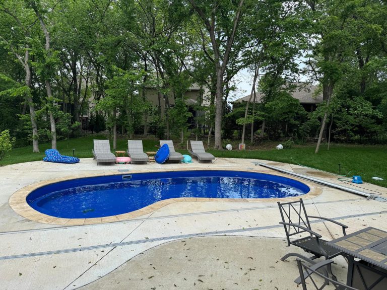 Kidney fiberglass pool with seating areas - Pools By York