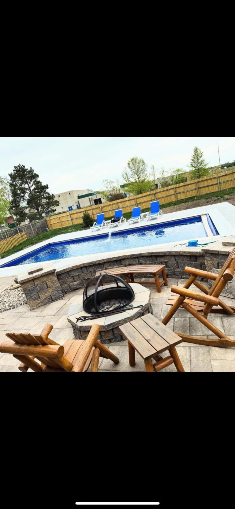 Geometric pool with fire pit and seating area - Pools By York